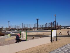 横浜市の瀬谷本郷公園でトイレ休憩。
整備された素敵な公園。でも、ちょっと人工的すぎるかな。
１１：００。

一体、あとどのくらいかかるのか・・・・。
ネガティブ思考になるのは血糖値が下がっているせいだと、
持参のチョイスを１枚食べる。