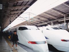 300系新幹線に乗って東京駅を出発