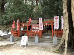 境内の摂社、鶏石神社。
鶏は夜明けとともに鳴きだすが、夜間は鳴かないことから、こどもの夜泣き封じにご利益があるといわれる。