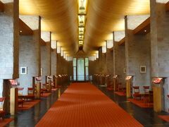 箱根芦ノ湖畔、箱根園のそばにあるザ・プリンス 箱根芦ノ湖
ロビーの先の赤じゅうたんの回廊
このホテルのシンボル的な場所　