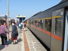 10時34分、枋寮駅に到着。
ここから、本日のメインイベントである普快車（客車鈍行）に乗り換えます。