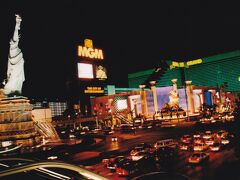 左側は「ニューヨーク・ニューヨーク・ホテル& カジノ」
右側は「MGM グランド ホテル & カジノ」