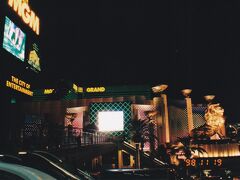 「MGM グランド ホテル & カジノ」に宿泊しました。
総客室数は5,004室、とてつもなく大きなホテルでした。