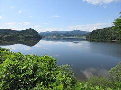 ここは花山ダムによってできた人造湖で，迫（はさま）川に造られたものです．