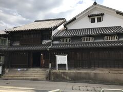 鞆の津の商家。
主屋は江戸時代末期の建築で、内部は通り庭に面して、店の間・中の間・奥の間が一列に並ぶ古い商家の間取り。
外観から見ると不思議な建物で、土蔵が主屋を突き破るように建っている。この土蔵は明治の建築で、江戸時代末期の米蔵を明治期に移築したもの。

入館料：無料
開館時間：10:00～16:00
開館日：土日祝日のみ