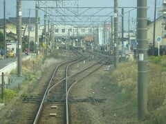 湖北駅。かつてはまっすぐ進む線路もあったような線形。