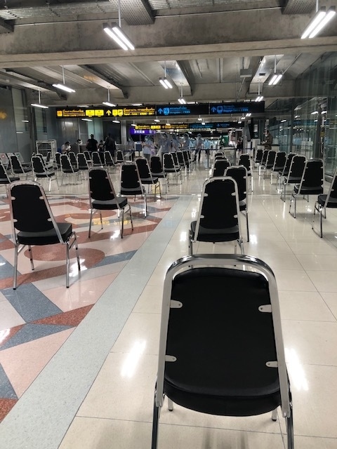 バンコク スワンナプーム空港に到着。パスポートと各種書類を準備して待機します。