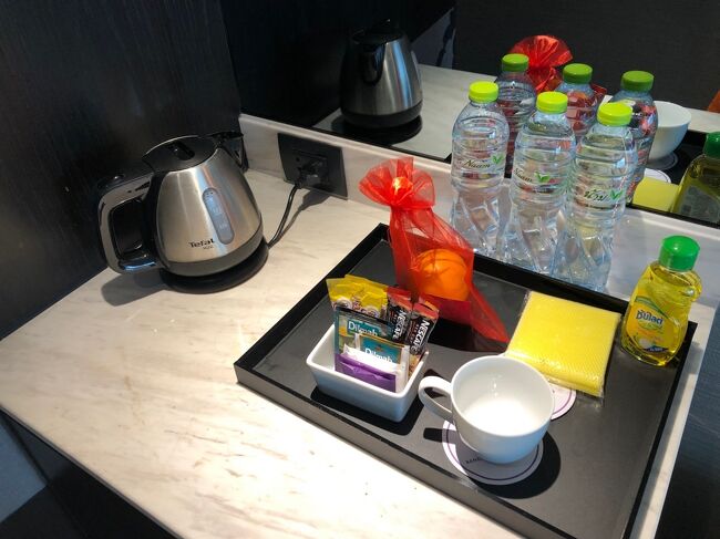 こちらはホテルのケータリング。<br />コーヒー、紅茶各種、お水はいつでも頼めば補充してくれるとのこと。<br />食器は自分で洗うように、洗剤とスポンジもついています。
