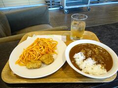 フライトまでいつものようにラウンジで朝食。
ANAのラウンジでカレー、スパイシー・ナゲット、ナポリタンを食べた。