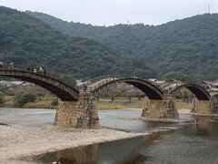 秋芳洞　9時30分頃出発　～　錦帯橋へ11時頃到着　

本三名橋の一つ「錦帯橋（きんたいきょう）」。山口県岩国市にある5連のアーチが美しい国内屈指の木造橋で、川岸、河原、橋を支える伝統工法による木組みが見どころです。