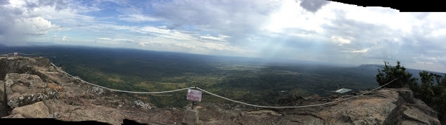 皆さん、ここからの写真を載せていますので、とりあえず、私も、パノラマ写真で。<br />高所恐怖症なので、ロープの所までは、いけませんでした。