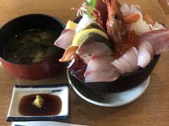 ランチは伊豆急伊豆高原駅近くの「伊豆高原ビールうまいもん処」にて。メインの海鮮丼はいかにも写真映えする見栄え。