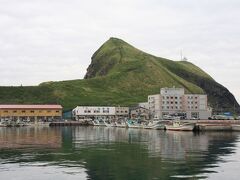 利尻島・鴛泊港とペシ岬。
　利尻島・鴛泊港入口にある標高93mの岩山の岬。