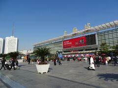 社員旅行2日目は自由行動ということで、上海から移動することにした。

8:30起床、9:40にホテルを出発。
10:00に最寄りの花木路駅を出発、7番⇒2番⇒1番と乗り継ぎ、10:40に上海駅に到着。