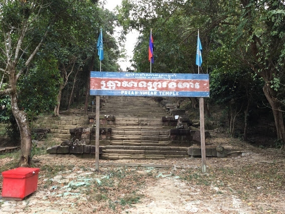 今回の投稿（2021年2月）にあたり、①の参道下の広場の状況を伝えたっかのですが、写真もなく無く。動画を載せようとしましたが、載せる方法がわかりませんでした。<br /><br />ふと、参考にグーグルの、ストリートビューを見てみたら、2018年当時より、かなり詳しくなっておりました。<br /><br />1，林の小道の先に行けるようです。リックを背負っていたので観光客と思います。5～6人の写真が載っていました。ただ、やはりタイ側の「2つの塔」までは、いけないようです。<br /><br />2，遺跡の駐車場に、トイレがあると書きましたが、ストリートビューで見つける事ができませんでした。テントや屋台の後ろにあったような気がしますが、こうなると、はっきりしません。（1000リエラ払ったような気がするんですが？）<br /><br />もしかしたら、私の記憶違いかも知れないので、トイレは、下のチケット売り場のトイレで済ませたら、安心かもしれません。ただ、あれだけの人がいるので、まるっきり無いという事は無いと思いますけど。<br /><br />ストリートビュー、凄いです。参考までに。