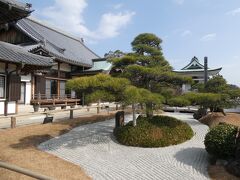 柿本神社のすぐ隣にあるのが月照寺さん。
弘法大師空海が創建した古寺をルーツに持つ曹洞宗の寺院で、小ぶりながら整えられた庭が印象的。