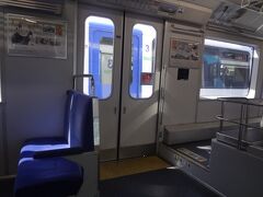 車内は　ガラガラです。