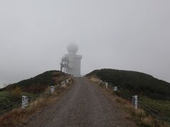 　そして数十分後、

(;ﾟ;Д;ﾟ;) はぁはぁ、ぜぇぜぇ・・・。

　山頂に到着。標高1129mの函岳ですよ。「はこだて」でなく、「はこだけ」。