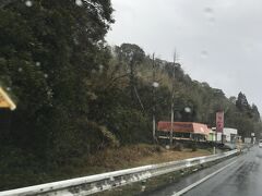 雨の高鍋、滝の見えるぶっちょラーメンを通る
