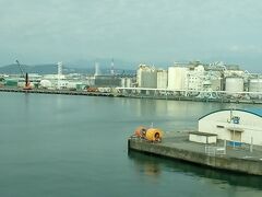 田子の浦港。煙がたなびいている港の景色がみられます。