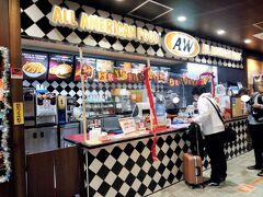 地域共通クーポンをつかって、沖縄のローカルファーストフード「Ａ＆Ｗ」で軽く食事をすることに・・・。