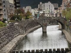 共楽園を中島川沿いに少しさかのぼると眼鏡橋だ。
