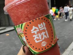 juicyのスイカスムージー。超特大。
これで370円。ほんと大好き♡