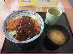 帰路福石のサービスエリアで食べたデミグラスソースカツ丼