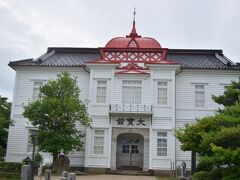 大正天皇の即位を記念して大正4年、つまり1915年10月に創建した大寶館という建物は当時としては非常にハイカラだったのではないだろうか。屋根の一部だけが赤色に染まり、大正ロマンを感じさせる洋館だ。建物は現在鶴岡市にゆかりのある著名人の人物資料館として利用されれている。