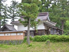 鶴が丘城址に作られた神社の一つ、鶴岡護國神社。江戸時代末期から明治時代にかけて戦われた戊辰戦争や西南戦争に始まり、大東亜戦争までの間に戦没した人たちの御霊を鎮魂させるために作られた神社だ。荘内神社のすぐ近くにある。