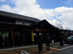 車窓からの風景は、川沿いを走り、良かったけど、
写りがいまいちなので全カット

そんなこんなで、逆光の下呂駅に到着です
