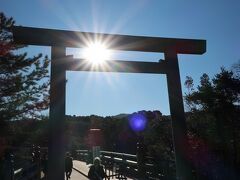 また後で寄ることにして、、、
鳥居に着くと神々しく太陽が～(≧▽≦)