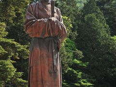 　いきなりだが、隣接する和気神社の紹介。入り口には巨大な和気清麻呂像