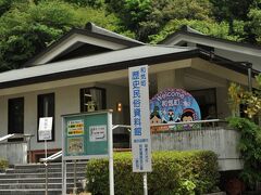 町の歴史民俗資料館も神社の入り口にある