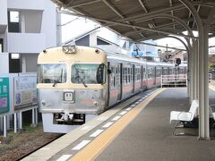 いよ立花駅で降車します。いよ立花駅は交換駅なのですが、旧塗装の３０００形とすれ違いました。まだ旧塗装残っていたのですね。