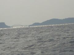 出航すると沖縄本島と平安座島を結ぶ海中道路が見えていました。