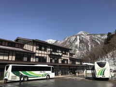 １時間程で、平湯バスターミナルに少し停まり、トイレ休憩

本当は、ここ平湯温泉に浸かっていこうと計画していたのですが、
雪見はできなさそうだし、
高山と松本の観光時間が減ってしまうので断念

しかも朝、高山のホテルで入ったばかりで
そんなに頻繁に入っていたら、肌がシワシワになってしまう・・
