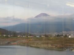 新幹線から見る景色と　
少し違う　

昔の東海道本線は　
よく乗っていたはず　
こんな風景を見ていたんだな　
と　ちょっとノスタルジックに・・・