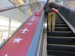 羽田空港第１旅客ターミナルのエスカレーターはクリスマスバージョン？