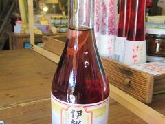 買い求めたのはロゼワインのような赤い日本酒「伊根満開」の小瓶。
古代米の赤米を使って醸された女性らしいお酒です。
冷でも燗でもいけるということですが、私は冷たい方が美味しかった。
1本税込990円。