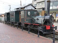 坊ちゃん列車、土日祝には日に何本か走ります、ただその料金がべらぼうに高い。絶対ただで見る方がいい。