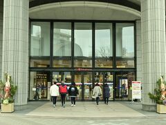 松山市駅に着きました。松山は伊予鉄の力が半端なく、ＪＲ松山駅は片隅で小さくなっています。