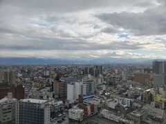 お次にやって来たのは富山市役所展望塔です。
旅に出ると高い所に上りたくなるのは仕方がない気がする。
無料だからとってもありがたい！
しつこいけど立山連峰が見えるはずなんです。
晴れてればね～