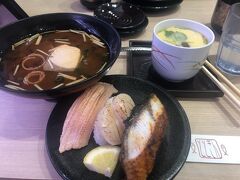 一旦西宮で降りて夕食にするつもりが、ことごとくどこもお休み。
探して探して、やっと見つけた回転寿司屋さんで夕食にしました。