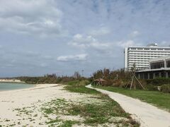 右に見える白い建物は残波岬ロイヤルホテル（現：ロイヤルホテル沖縄残波岬）
＊この一帯。今ではホテル日航アリビラ、星野リゾート星のや、ウザテラス、ロイヤルホテル残波岬と読谷村の一大リゾートエリアになりました。