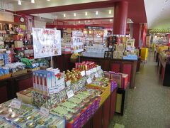 食後、御菓子御殿をのぞいてみます。