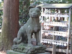 宝登山神社の奥社では狛犬が日本狼。痩せ細った姿が、ワイルド感あり