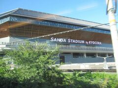 15：47　亀岡市に入ると「サンガスタジアム by KYOCERA」が左手に見えました。
ふ～ん、ここなんだ・・