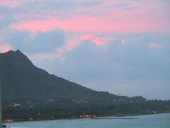 オアフ島５日目。
午前６時半。
シェラトンワイキキのラナイから眺めるダイヤモンドヘッド
見切れちゃってます。