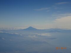 富士山も遠くに見えてきました
もうすぐ羽田に降下し始めていきます